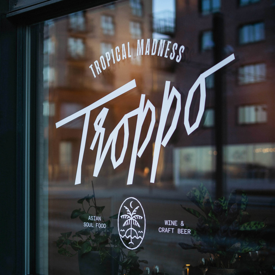 Troppo – Fönsterdekal